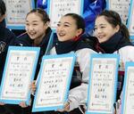 　フィギュア成年女子で優勝し笑顔を見せる兵庫・坂本花織（中央）＝ｎｅｐｉａアイスアリーナ