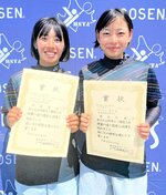 女子のダブルスで５位入賞した仲倉（左）・清水組＝北海道苫小牧市の緑ケ丘公園庭球場