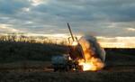 　ロシア側に向け発射される高機動ロケット砲システム「ハイマース」＝２０２３年１２月、ウクライナ（ゲッティ＝共同）