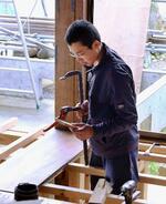 　三重県志摩市の薬師寺で、床板の修繕作業に取り組む「宮大工養成塾」の塾生＝４月