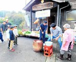 住民でにぎわう塩山収穫祭の会場