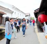 視察ツアーで県内の観光名所などを巡る旅行会社の関係者ら＝２７日、倉吉市新町１丁目の白壁土蔵群周辺