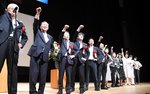 多くの来賓から総裁選出馬への期待を寄せられた石破氏（左から２人目）＝２１日、鳥取市尚徳町のとりぎん文化会館