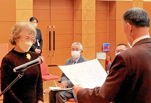 福井委員長から表彰される受賞者（左）