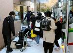 　集団避難のため、石川県輪島市から白山市の「県立白山青年の家」に到着した中学生ら＝１７日午後（代表撮影）