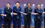 　ＡＳＥＡＮプラス３の首脳会議で、記念写真に納まる（左から）岸田首相、韓国の尹錫悦大統領、インドネシアのジョコ大統領、中国の李強首相＝６日、ジャカルタ（共同）