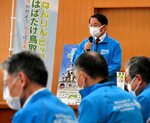 各部長に全庁体制の取り組みを指示する平井知事＝２４日、鳥取県庁