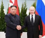 　２０１９年４月、ロシア極東ウラジオストクでプーチン大統領（右）と握手する北朝鮮の金正恩朝鮮労働党委員長（当時）（朝鮮通信＝共同）