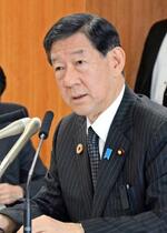 　閣議後、記者会見する伊藤環境相＝１４日午前、環境省