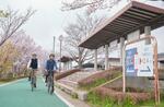 　駅舎を利用した休憩所が設けられている、旧筑波鉄道の廃線跡を活用した自転車道＝２０１９年４月、茨城県つくば市（県提供）