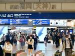 　西鉄福岡駅を利用する人たち。天神大牟田線は開通１００年を迎えた＝１２日午後