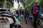 　ロシア軍の砲撃を逃れ、ウクライナ東部ハリコフ市の避難所に着いた女性（右から２人目）＝１３日（ロイター＝共同）