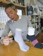 靴下について話す本田一光さん＝２月、福岡県久留米市