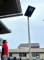 設置されたＬＥＤソーラーライト＝１日、若桜町若桜の町地域福祉センター・ドリーミー