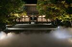 　雲海に浮かぶようにライトアップされた仁和寺の国宝・金堂＝１７日、京都市右京区