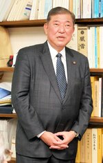 支援者らを前に新年の抱負を語る石破氏＝１日、鳥取市戎町の石破事務所