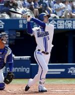 　２回ＤｅＮＡ２死一塁、中川颯が右越えにプロ初本塁打の２ランを放つ＝横浜