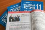 　７日にモスクワで行われた記者会見で披露されたロシアの国定歴史教科書（タス＝共同）