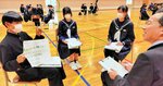 企業の担当者（右）に意見を発表する生徒たち