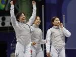 　女子フルーレ団体１回戦でポーランドに勝利した日本。左から宮脇花綸、菊池小巻、東晟良＝パリ（ロイター＝共同）