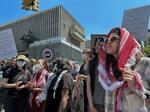 　米ニューヨークのコロンビア大で、ガザの戦闘に対する抗議のデモ行進をする学生ら＝２０２４年５月（ロイター＝共同）