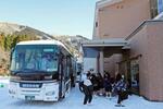 　集団避難のため、石川県輪島市から白山市の「県立白山青年の家」に到着した中学生ら＝１７日午後（代表撮影）