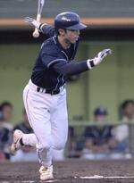 　２０００年７月、中日戦で適時打を放つ宮本慎也さん。初めて打率３割に届いたシーズンとなった＝浜松