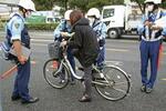 　警視庁による自転車利用者への指導の様子＝２０２２年１０月、ＪＲ品川駅前