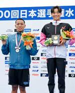 　ＯＷＳ日本選手権の男子１０キロで初優勝した辻森魁人（右）と２位の高木陸。ともに世界選手権代表入りを確実にした＝千葉県館山市