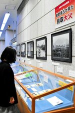 初公開写真が並ぶ会場＝１３日、鳥取市の県立公文書館