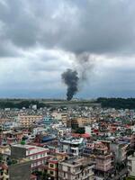 　ネパールのカトマンズ国際空港から立ち上がる煙＝２４日（ＡＰ＝共同）