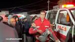 　１２月３０日にパレスチナ赤新月社が公開した映像に写る負傷者を運ぶ担当者＝パレスチナ自治区ガザ中部デールバラハ（赤新月社提供・ロイター＝共同）