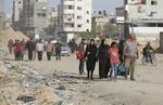　パレスチナ自治区ガザ・ラファ東部から避難する人たち＝９日（ゲッティ＝共同）
