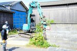  空き家のブロック塀を撤去する業者＝２０日、琴浦町八橋 