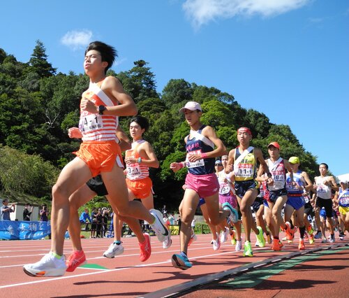 一斉にスタートする日本海駅伝１区ランナー＝１３日、鳥取県倉吉市の市営陸上競技場