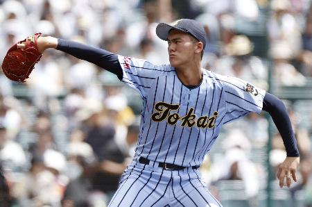 　富山商戦に先発し、好投した東海大相模・藤田＝甲子園