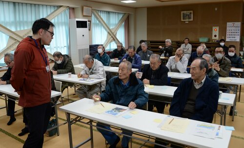 復旧後の雨滝の姿や、地元が自慢できることについて語り合う参加者ら＝２５日、鳥取市国府町栃本の大茅地区公民館