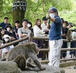 　高崎山自然動物園に３０年以上勤める、ベテランガイドの藤田忠盛さん＝８月