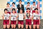 関貫市長（後列左から３人目）と近畿大会での勝利を誓うＶＣ兵庫の選手たち＝豊岡市中央町の同市役所