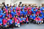 　交流行事で記念写真に納まる日韓の生徒ら＝１１日、韓国・江陵（共同）