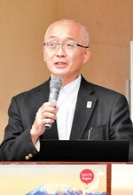 香港の訪日旅行客の動向について語る小沼所長＝米子市の鳥取県西部総合事務所