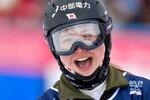 　女子パラレル回転で優勝し、喜ぶ三木つばき＝サンモリッツ（共同）