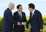 　５月、握手する岸田首相（中央）と韓国の尹錫悦大統領。左はバイデン米大統領＝広島市