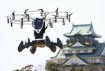 　大阪城公園で実証飛行する「空飛ぶクルマ」＝３月、大阪市