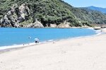 強い日差しを敬遠してか、閑散とした浜坂県民サンビーチ＝８月８日、新温泉町