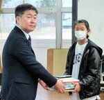 児童（右）に図書を手渡す小林副支社長