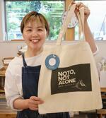 　「元気な野菜たちのっぽくん」で販売されている、ロゴが入ったトートバッグ＝６月１８日、石川県野々市市