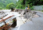 台風７号の影響で崩落した国道４８２号。孤立集落を生む原因となった＝８月１７日、鳥取市佐治町余戸