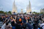 　バンコクの民主記念塔に集まった前進党の支持者＝２０２３年７月（ＡＰ＝共同）