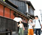 市内を散策しながら地域の魅力に触れる参加者ら＝２０日、倉吉市越中町